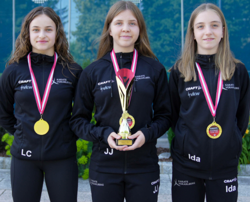 250621_KH Austrian Junior Open Walserfeld Juni 2025-1 Karate Hofsteig mit ihren Medaillen bei den Austrian Junior Open 2025 in Walserfeld: Zwei Goldmedaillen, eine Silbermedaille und zwei Bronzemedaillen für das Team Lilly Coik Julia Jochum Ida Schwendinger
