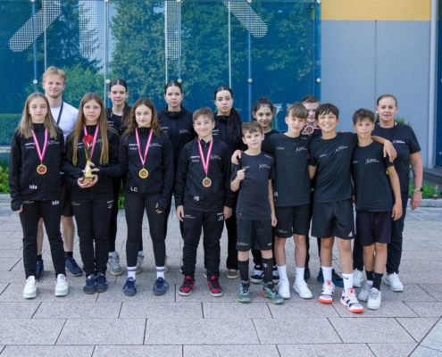 250621_KH Austrian Junior Open Walserfeld Juni 2025-4 Karate Hofsteig mit ihren Medaillen bei den Austrian Junior Open 2025 in Walserfeld: Zwei Goldmedaillen, eine Silbermedaille und zwei Bronzemedaillen für das Team