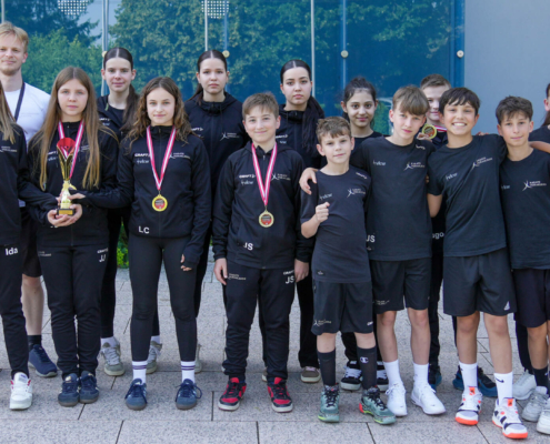 250621_KH Austrian Junior Open Walserfeld Juni 2025-5 Karate Hofsteig mit ihren Medaillen bei den Austrian Junior Open 2025 in Walserfeld: Zwei Goldmedaillen, eine Silbermedaille und zwei Bronzemedaillen für das Team