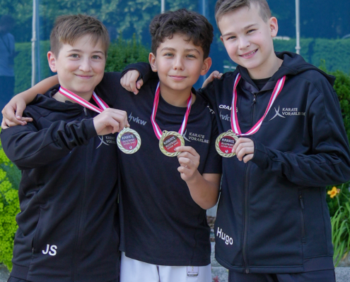 250621_KH Austrian Junior Open Walserfeld Juni 2025-6 Karate Hofsteig mit ihren Medaillen bei den Austrian Junior Open 2025 in Walserfeld: Zwei Goldmedaillen, eine Silbermedaille und zwei Bronzemedaillen für das Team Julian Schärmer Malik Öcal Hugo Buttazoni