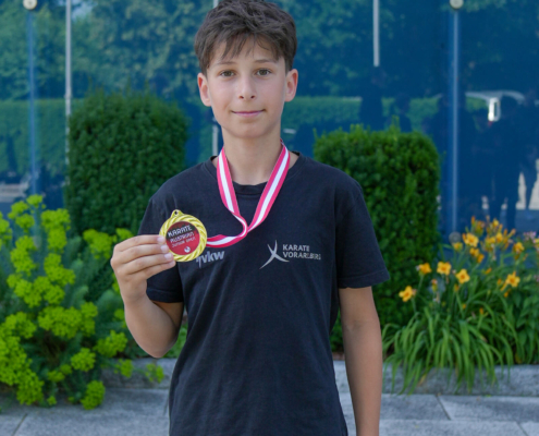 250621_KH Austrian Junior Open Walserfeld Juni 2025-7 Karate Hofsteig mit ihren Medaillen bei den Austrian Junior Open 2025 in Walserfeld: Zwei Goldmedaillen, eine Silbermedaille und zwei Bronzemedaillen für das Team Kamo Kabiri