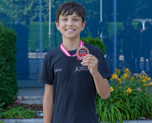 250621_KH Austrian Junior Open Walserfeld Juni 2025-8 Karate Hofsteig mit ihren Medaillen bei den Austrian Junior Open 2025 in Walserfeld: Zwei Goldmedaillen, eine Silbermedaille und zwei Bronzemedaillen für das Team Kenan Sentürk