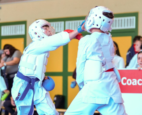 Wettkampfszene von Karate Hofsteig bei der Landesmeisterschaft 2026 in Lauterach mit hoher Intensität und starken Leistungen im Kata und Kumite