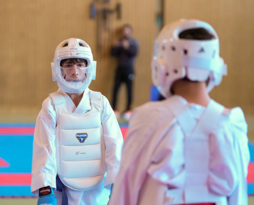 Wettkampfszene von Karate Hofsteig bei der Landesmeisterschaft 2026 in Lauterach mit hoher Intensität und starken Leistungen im Kata und Kumite