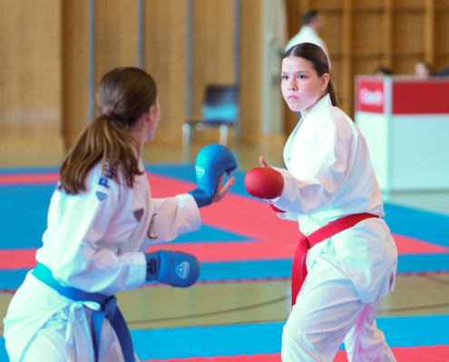 Wettkampfszene von Karate Hofsteig bei der Landesmeisterschaft 2026 in Lauterach mit hoher Intensität und starken Leistungen im Kata und Kumite