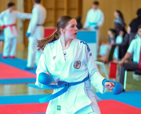 Wettkampfszene von Karate Hofsteig bei der Landesmeisterschaft 2026 in Lauterach mit hoher Intensität und starken Leistungen im Kata und Kumite