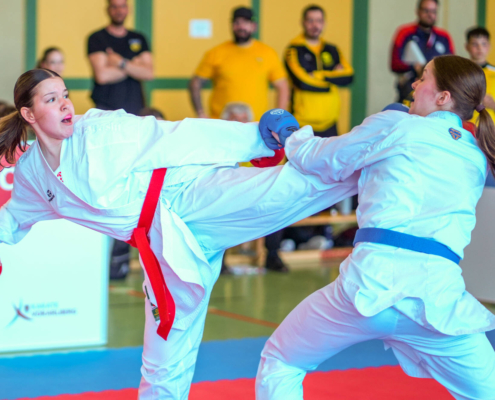 Wettkampfszene von Karate Hofsteig bei der Landesmeisterschaft 2026 in Lauterach mit hoher Intensität und starken Leistungen im Kata und Kumite
