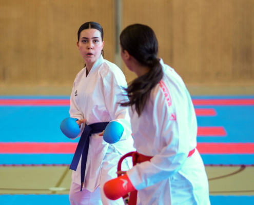 Wettkampfszene von Karate Hofsteig bei der Landesmeisterschaft 2026 in Lauterach mit hoher Intensität und starken Leistungen im Kata und Kumite