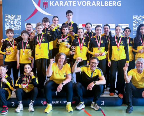 Sportlerinnen und Sportler von Karate Hofsteig bei der Landesmeisterschaft 2026 in Lauterach bei Siegerehrung, Teamfoto und Wettkampf mit Medaillen und Pokalen