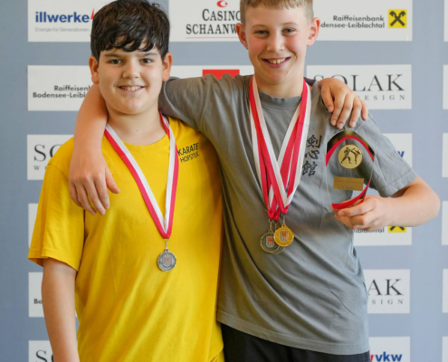 Sportlerinnen und Sportler von Karate Hofsteig bei der Landesmeisterschaft 2026 in Lauterach bei Siegerehrung, Teamfoto und Wettkampf mit Medaillen und Pokalen