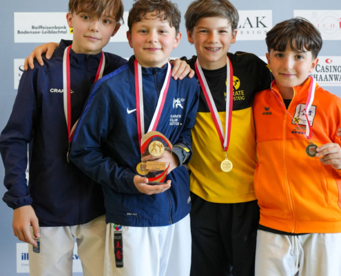 Sportlerinnen und Sportler von Karate Hofsteig bei der Landesmeisterschaft 2026 in Lauterach bei Siegerehrung, Teamfoto und Wettkampf mit Medaillen und Pokalen