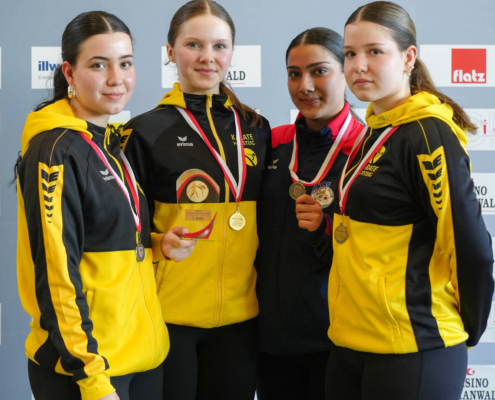 Sportlerinnen und Sportler von Karate Hofsteig bei der Landesmeisterschaft 2026 in Lauterach bei Siegerehrung, Teamfoto und Wettkampf mit Medaillen und Pokalen