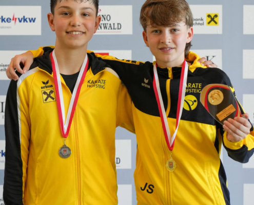 Sportlerinnen und Sportler von Karate Hofsteig bei der Landesmeisterschaft 2026 in Lauterach bei Siegerehrung, Teamfoto und Wettkampf mit Medaillen und Pokalen