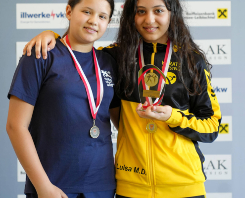 Sportlerinnen und Sportler von Karate Hofsteig bei der Landesmeisterschaft 2026 in Lauterach bei Siegerehrung, Teamfoto und Wettkampf mit Medaillen und Pokalen