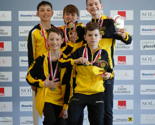 Sportlerinnen und Sportler von Karate Hofsteig bei der Landesmeisterschaft 2026 in Lauterach bei Siegerehrung, Teamfoto und Wettkampf mit Medaillen und Pokalen