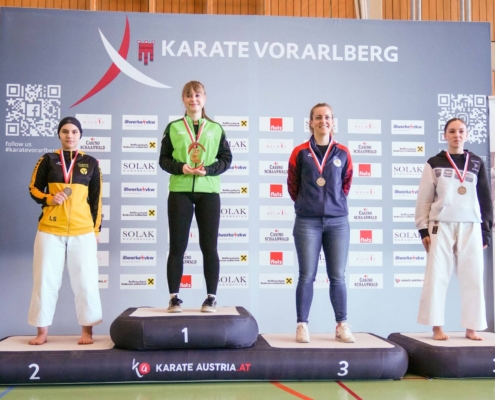 Sportlerinnen und Sportler von Karate Hofsteig bei der Landesmeisterschaft 2026 in Lauterach bei Siegerehrung, Teamfoto und Wettkampf mit Medaillen und Pokalen