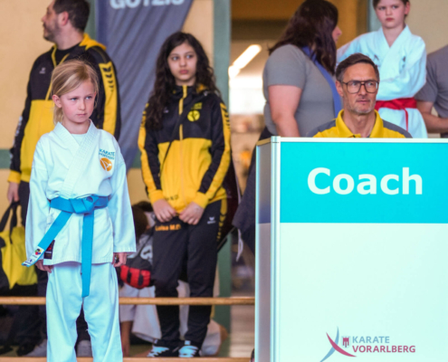Karate Hofsteig im Wettkampf bei der Landesmeisterschaft 2026 in Lauterach mit Fokus auf Distanz, Timing und präzise Technikausführung