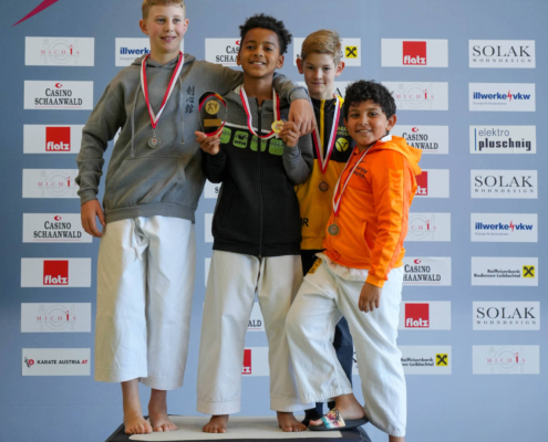 Sportlerinnen und Sportler von Karate Hofsteig bei der Landesmeisterschaft 2026 in Lauterach bei Siegerehrung, Teamfoto und Wettkampf mit Medaillen und Pokalen