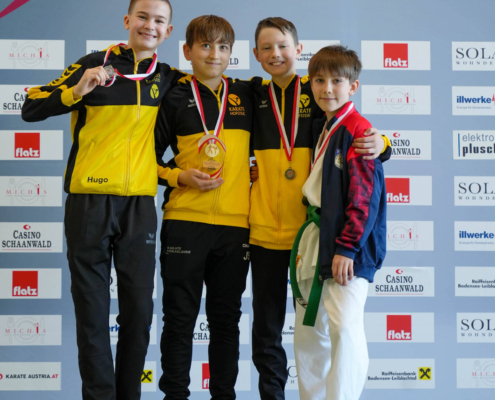 Sportlerinnen und Sportler von Karate Hofsteig bei der Landesmeisterschaft 2026 in Lauterach bei Siegerehrung, Teamfoto und Wettkampf mit Medaillen und Pokalen