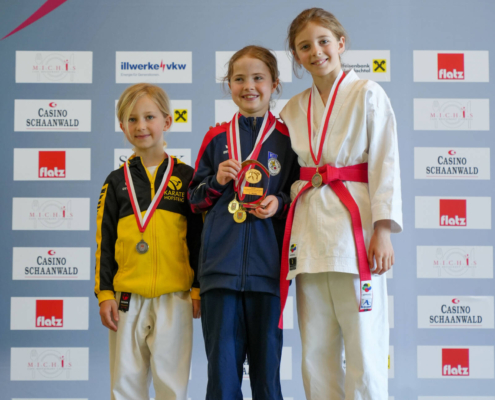 Sportlerinnen und Sportler von Karate Hofsteig bei der Landesmeisterschaft 2026 in Lauterach bei Siegerehrung, Teamfoto und Wettkampf mit Medaillen und Pokalen