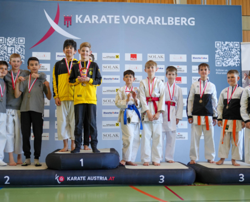 Sportlerinnen und Sportler von Karate Hofsteig bei der Landesmeisterschaft 2026 in Lauterach bei Siegerehrung, Teamfoto und Wettkampf mit Medaillen und Pokalen