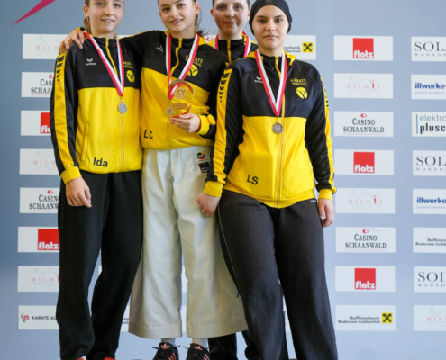 Sportlerinnen und Sportler von Karate Hofsteig bei der Landesmeisterschaft 2026 in Lauterach bei Siegerehrung, Teamfoto und Wettkampf mit Medaillen und Pokalen